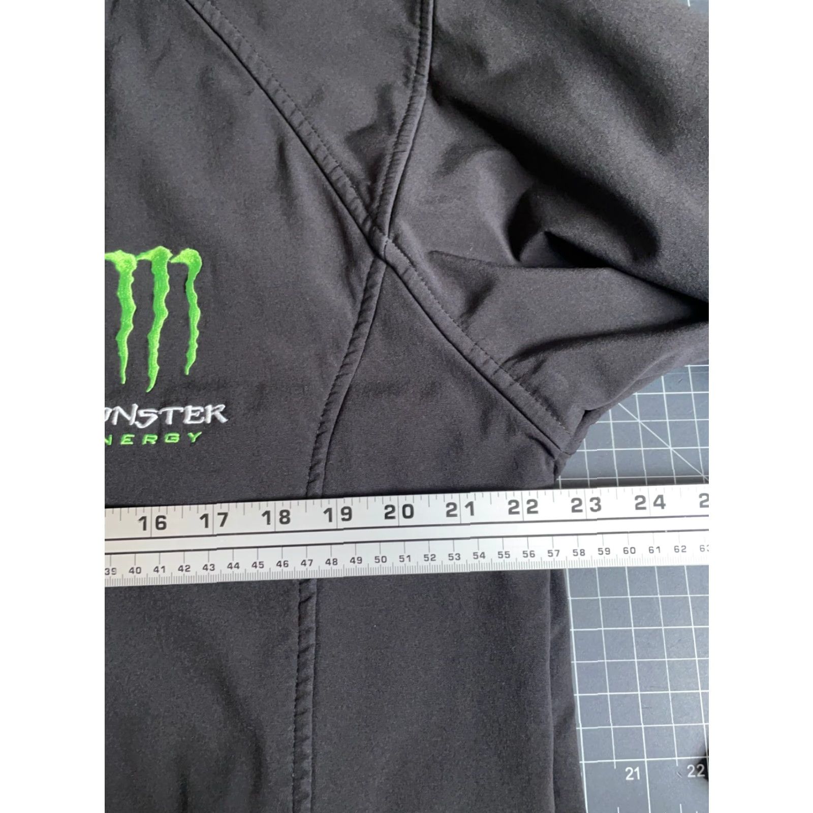 Vintage VINTAGE Monster Energy Jacket Mens L Black Softshell Full Zip Lined Pockets Logo Embroidered Bomber Retro Fall Winter Size US L / EU 52-54 / 3 - 5 Thumbnail