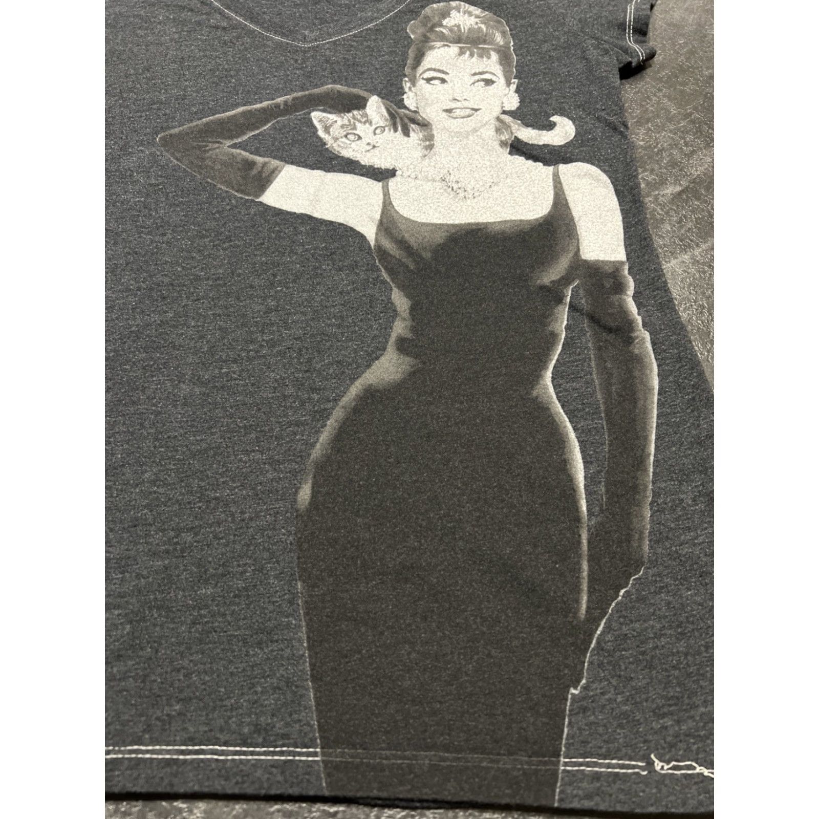 Vintage VINTAGE Breakfast At Tiffanys Audrey Hepburn V-Neck T-Shirt Women XL Gray Casual Top Size XL / US 12-14 / IT 48-50 - 4 Thumbnail