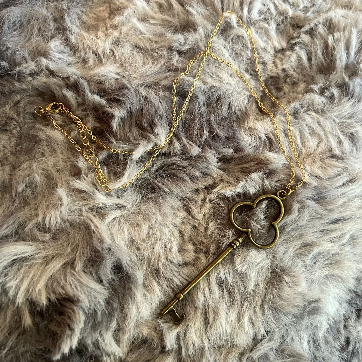 Vintage Vintage brass skeleton key on chain necklace Size ONE SIZE - 5 Thumbnail