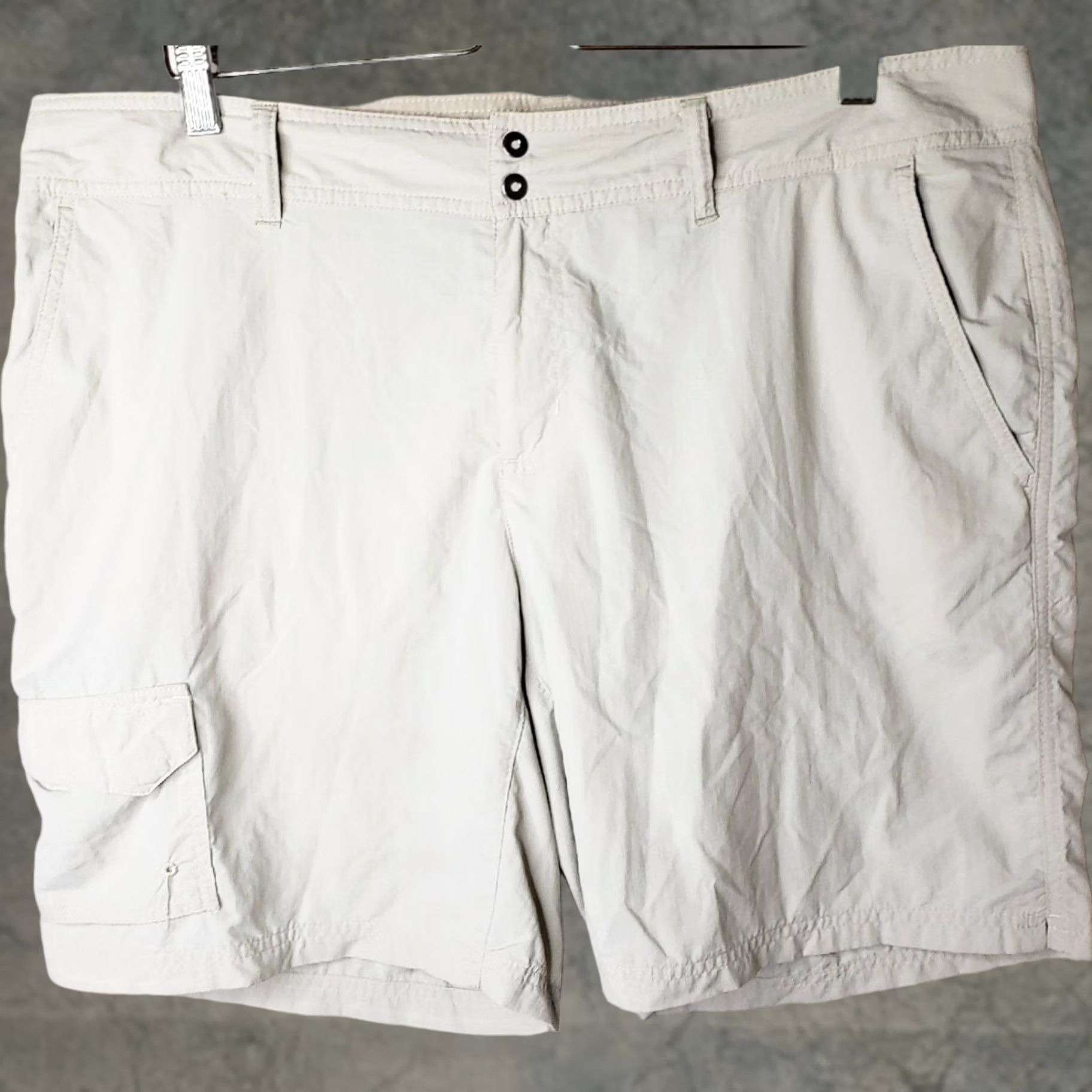 Vintage COLUMBIA Women's Size 16 Khaki Nylon 8" Inseam Cargo Shorts Omni-Shade Beige Size 38" / US 16 / IT 52 - 1 Thumbnail