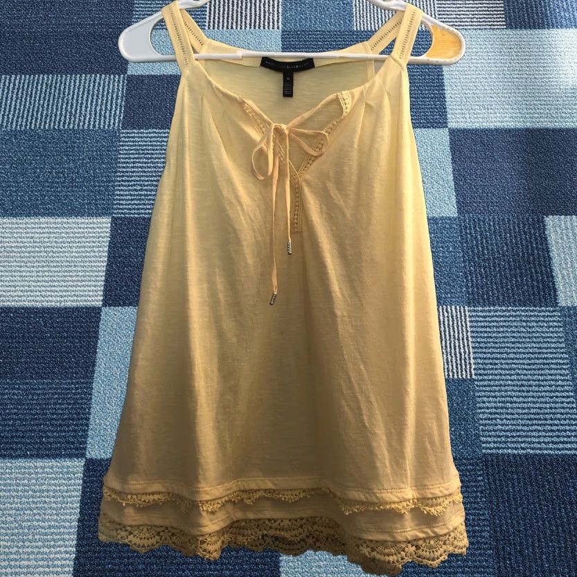 White House Black Market White House Black Market Blouse Womens M Yellow Sleeveless V Neck Knit Career Tank Size M / US 6-8 / IT 42-44 - 1 Thumbnail