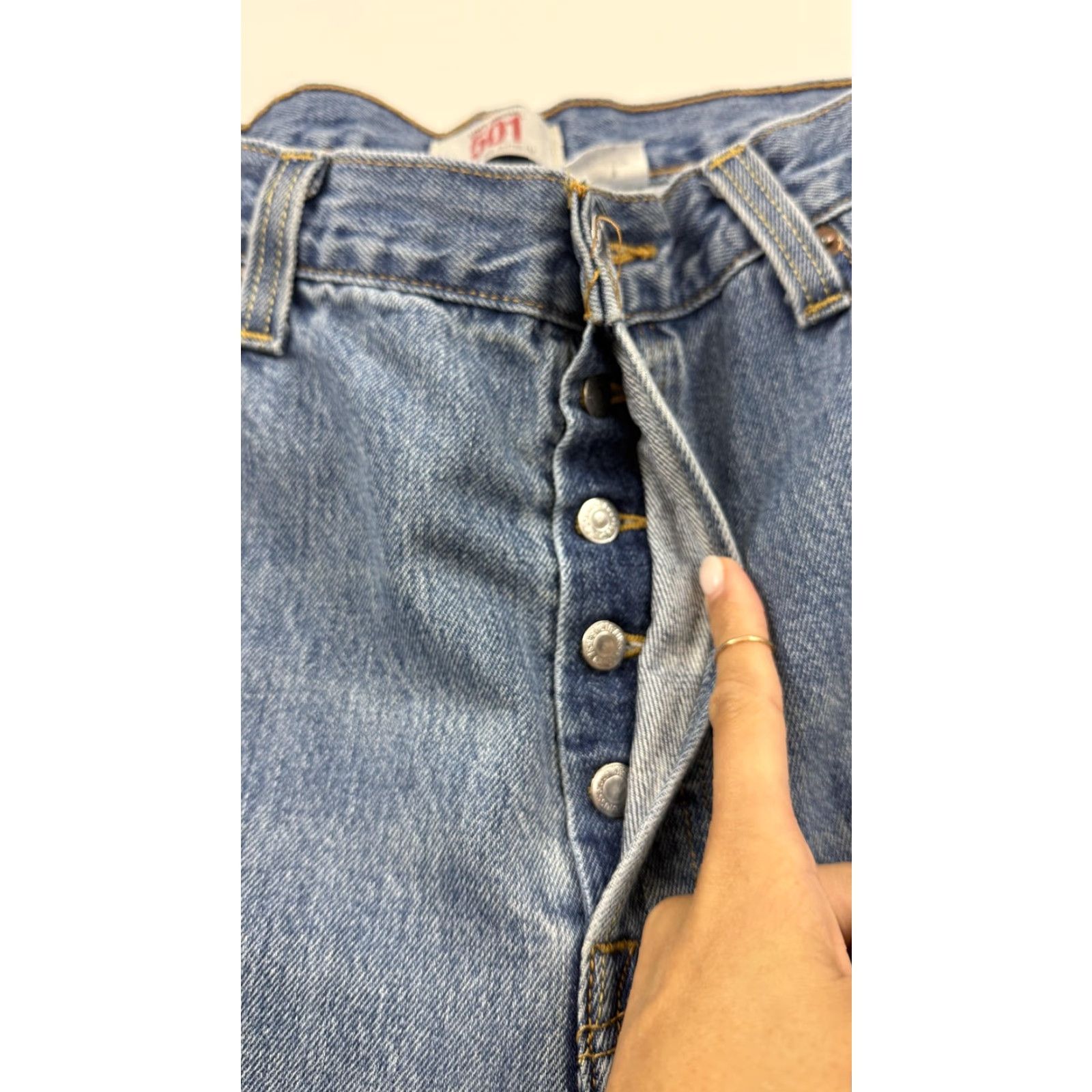 Levi's VINTAGE Levi's 501 Jeans Men Regular 36 Waist 30 Inseam Blue Denim Button Fly Straight Leg Mens Size US 36 / EU 52 - 3 Thumbnail