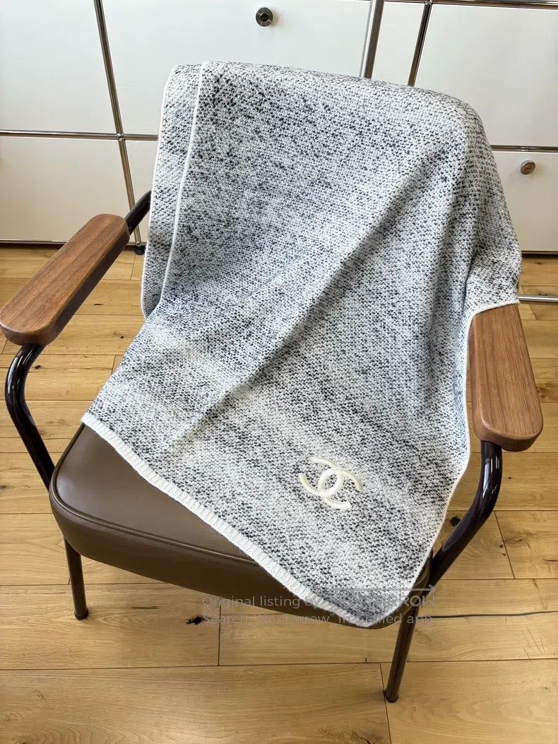 Chanel Chanel Grey and white cashmere large logo knitted shawl sc Size ONE SIZE - 1 Thumbnail