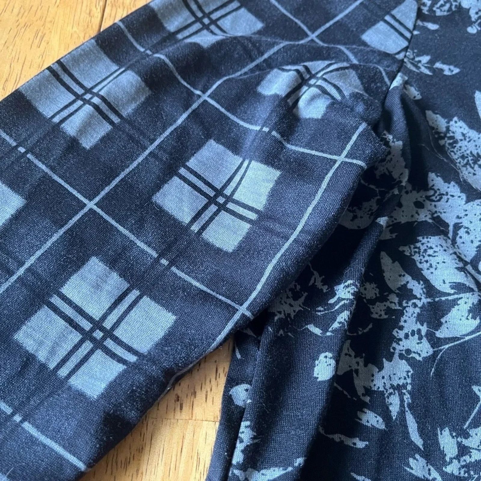 The Unbranded Brand LuLaRoe Lynnae black and grey mixed pattern top, size Medium Size M / US 6-8 / IT 42-44 - 5 Thumbnail