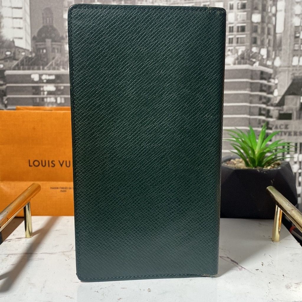 Louis Vuitton Authentic Louis Vuitton Taiga checkbook holder Size ONE SIZE - 2 Thumbnail
