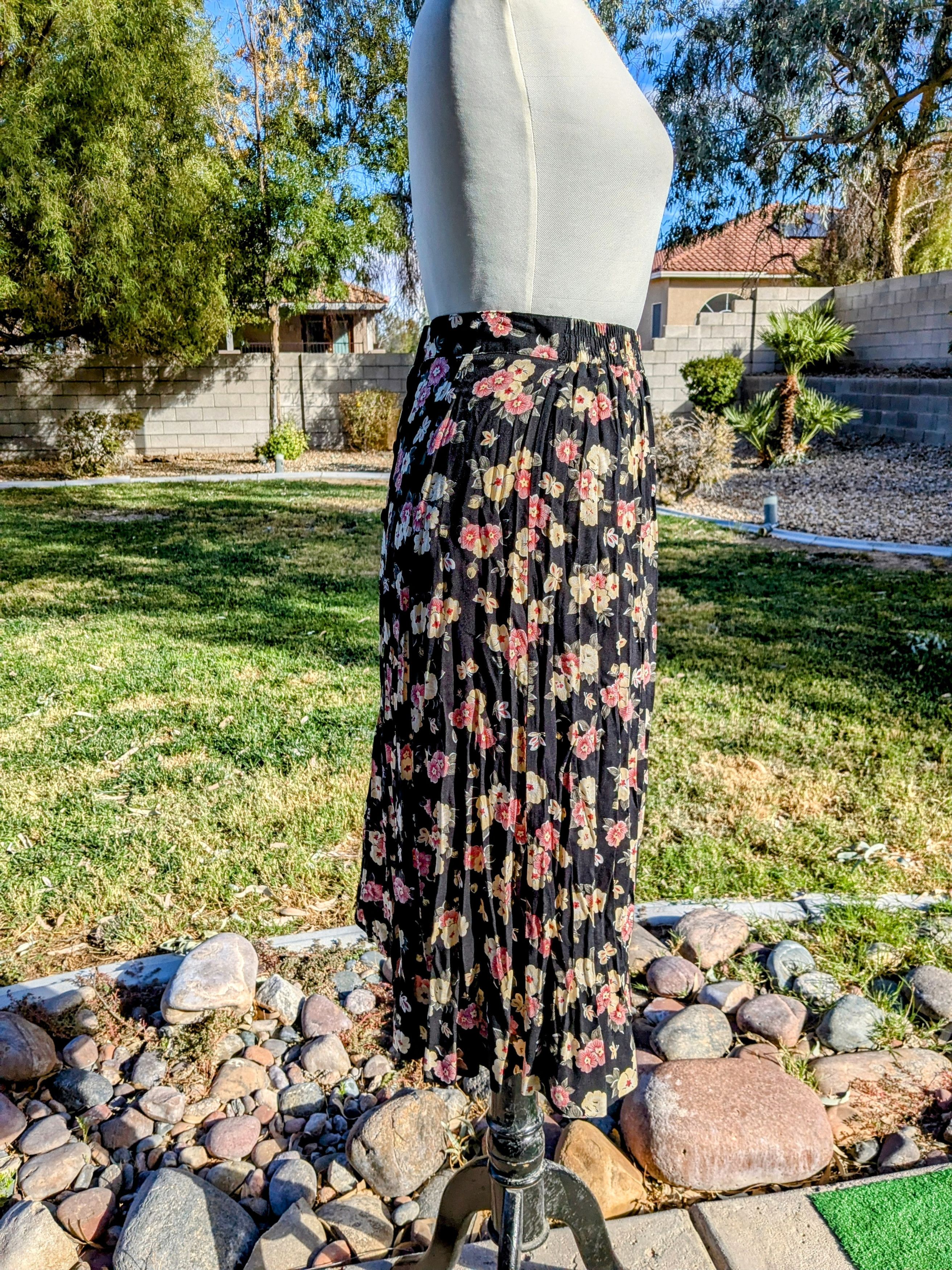Designer Sag Harbor Black Floral Button Down Maxi Skirt Elastic Waist Size 26" / US 2 / IT 38 - 3 Thumbnail