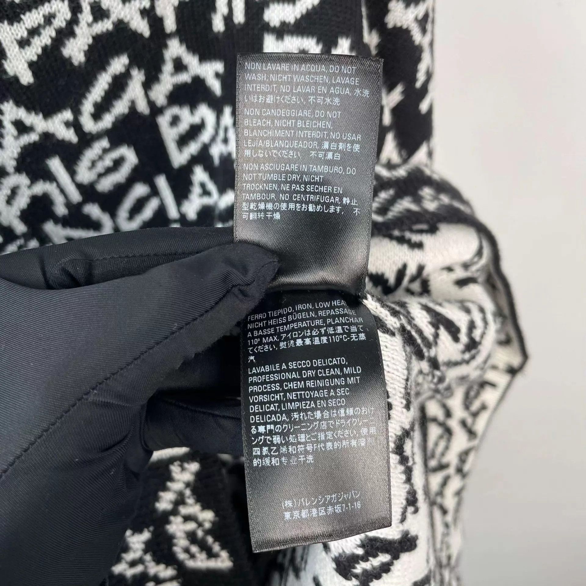 Balenciaga Balenciaga XS Black & White Size US XS / EU 42 / 0 - 5 Thumbnail