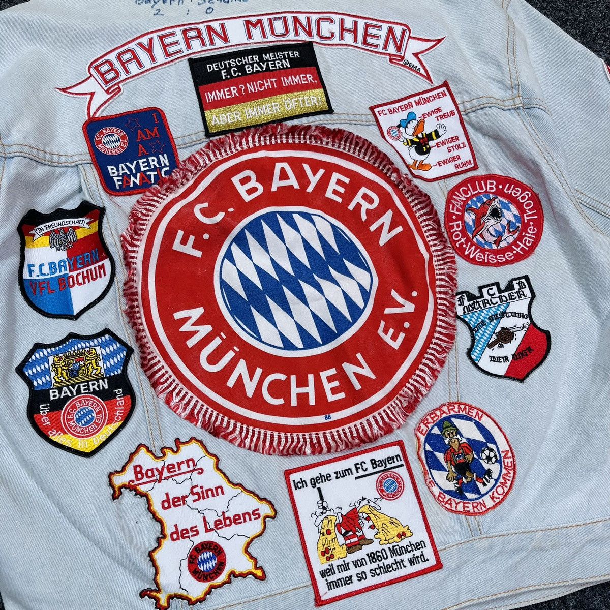 Vintage Vintage Bayern Munich Fan Denim Custom Patch Jacket Size US L / EU 52-54 / 3 - 4 Thumbnail