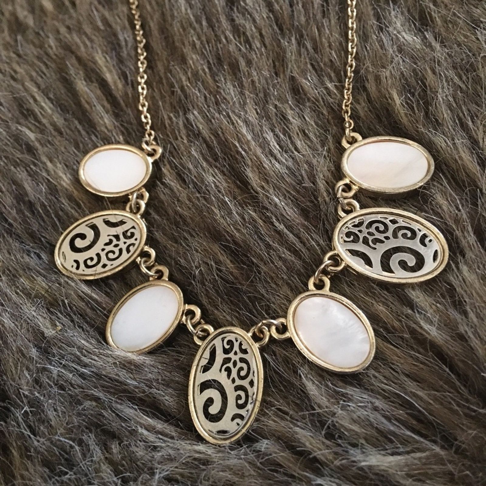 Jewelry Mother of pearl and cut out filigree disc necklace Size ONE SIZE - 9 Thumbnail
