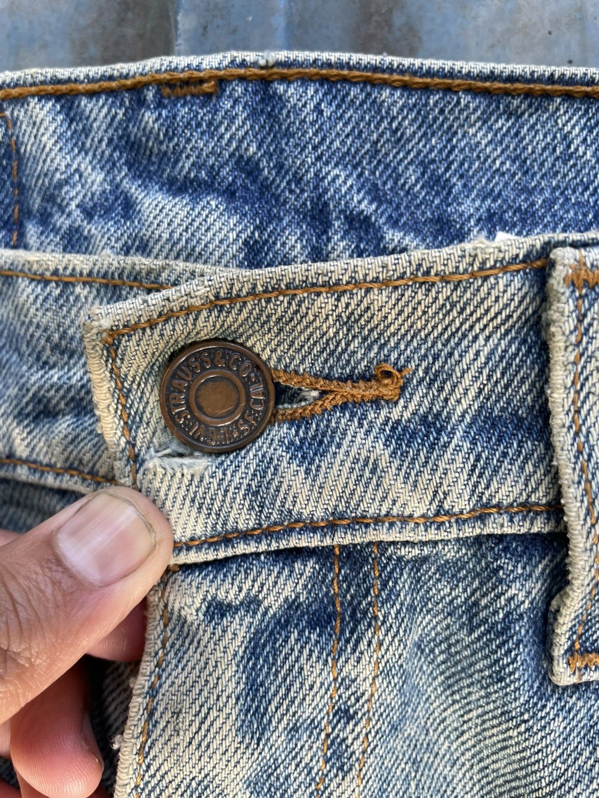 Levi's Levi's 550 straight leg jeans with a worn-in look jeans Size US 33 - 7 Thumbnail