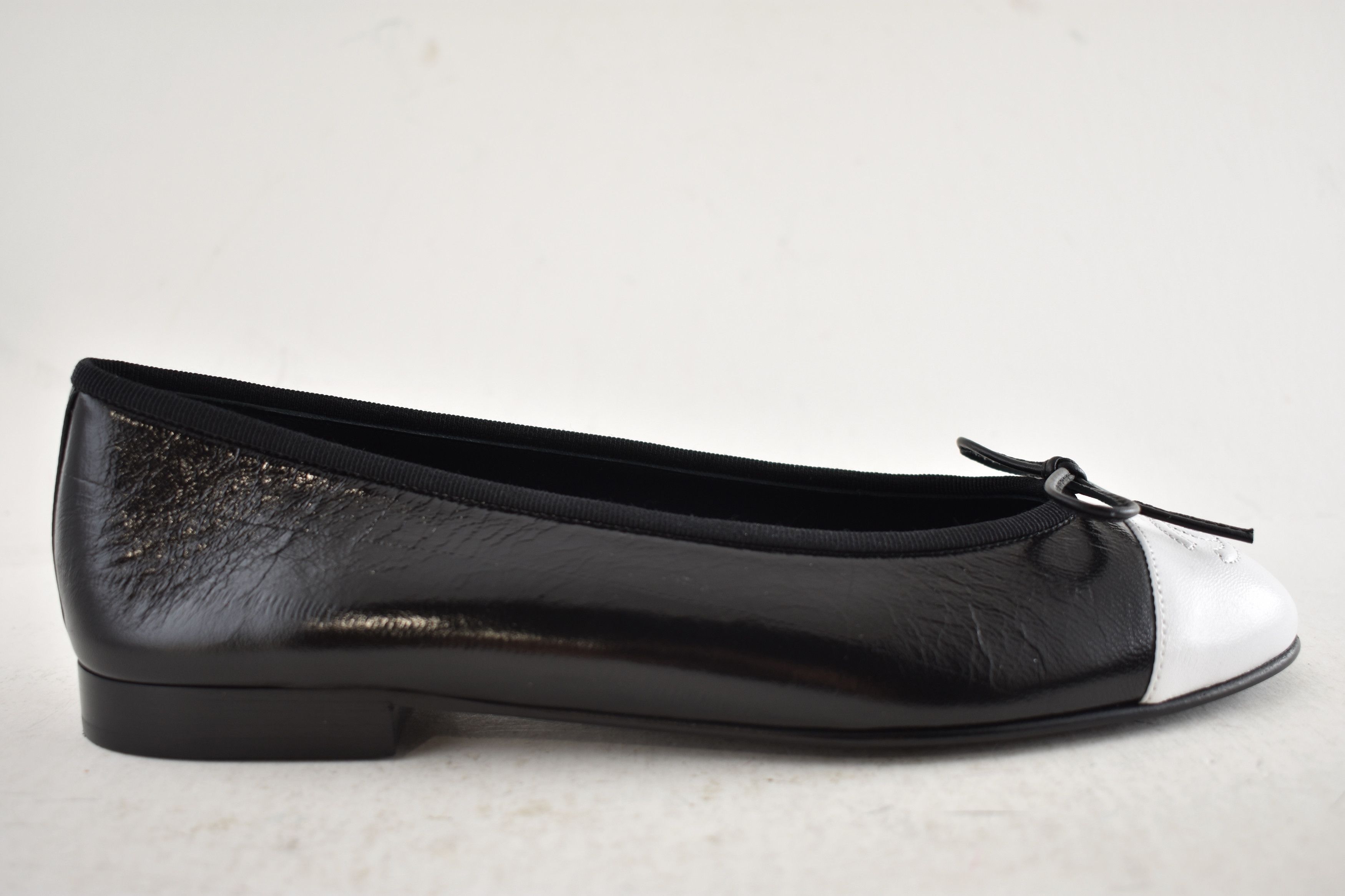 Chanel 26S White Crumpled Shiny Lambskin Ballet Ballerina Flat 35.5 Size US 5.5 / IT 35.5 - 4 Thumbnail