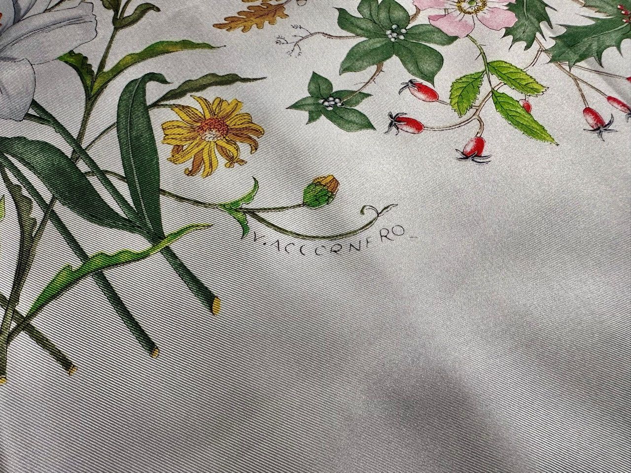 Gucci Authentic Gucci FloraPrinted Silk Twill Carré Scarf Size ONE SIZE - 4 Thumbnail