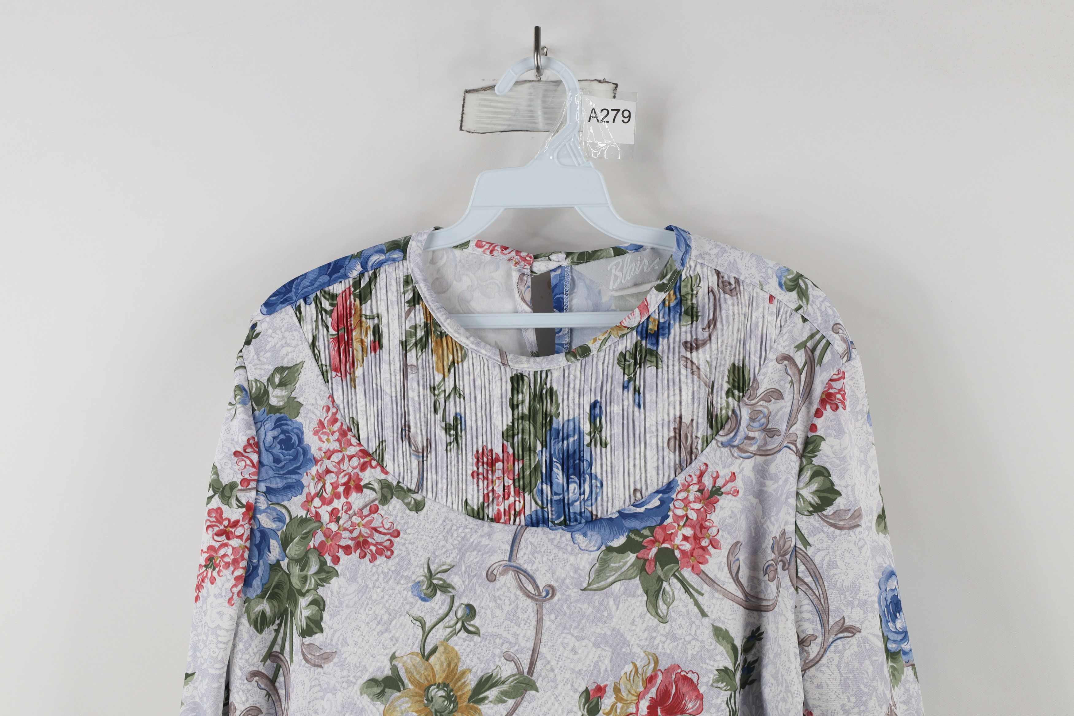 Vintage Vintage 90s Streetwear Flower Button Back T-Shirt USA Size L / US 10 / IT 46 - 2 Thumbnail