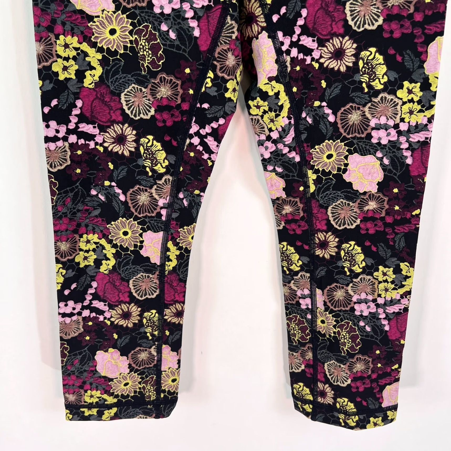 Lululemon Lululemon Wunder Under Leggings Fluorolace Multi Color Floral Size 4 Womens Skinny Leggings Luxtreme Luxtreme Pull On Inseam 20 in Size 27" / US 4 / IT 40 - 3 Thumbnail