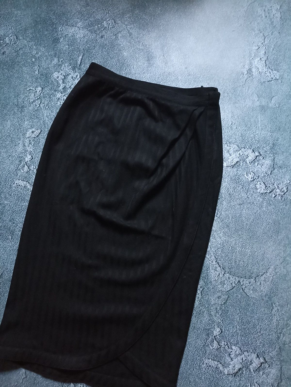 Versace Vintage 90s Archival Gianni Versace Black Wool Pencil Skirt Size 26" / US 2 / IT 38 - 2 Thumbnail