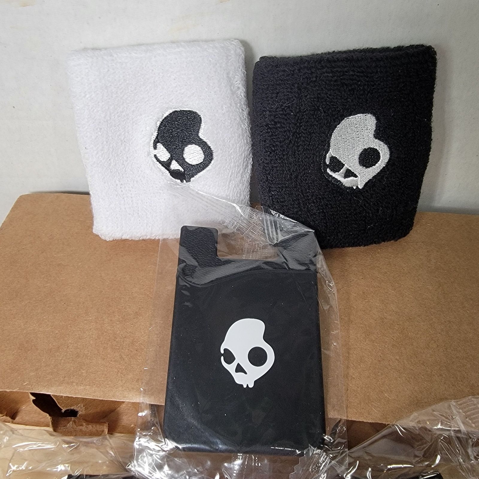 Skullcandy Skullcandy Items: Wrist Warmers, Sun Glasses. ID & Decal-NEW Size ONE SIZE - 2 Thumbnail