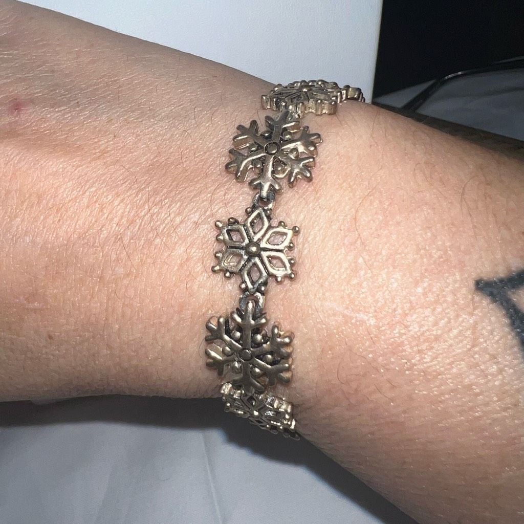 Vintage Vintage Silver Tone Snowflake Magnetic closure Wreath Charm Size ONE SIZE - 1 Thumbnail