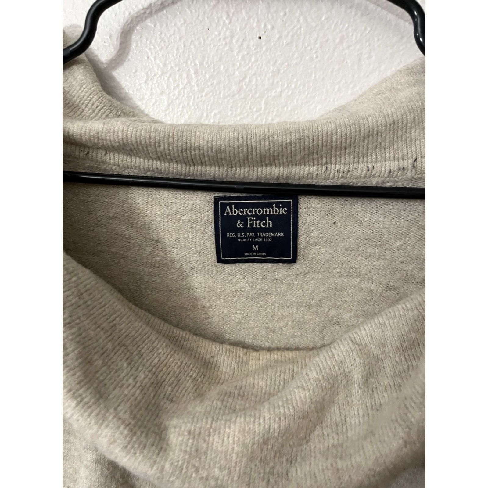 Abercrombie & Fitch ABERCROMBIE & FITCH Beige Solid Turtleneck Sweater Women Medium Acrylic Pullover Long Sleeve Size M / US 6-8 / IT 42-44 - 2 Thumbnail
