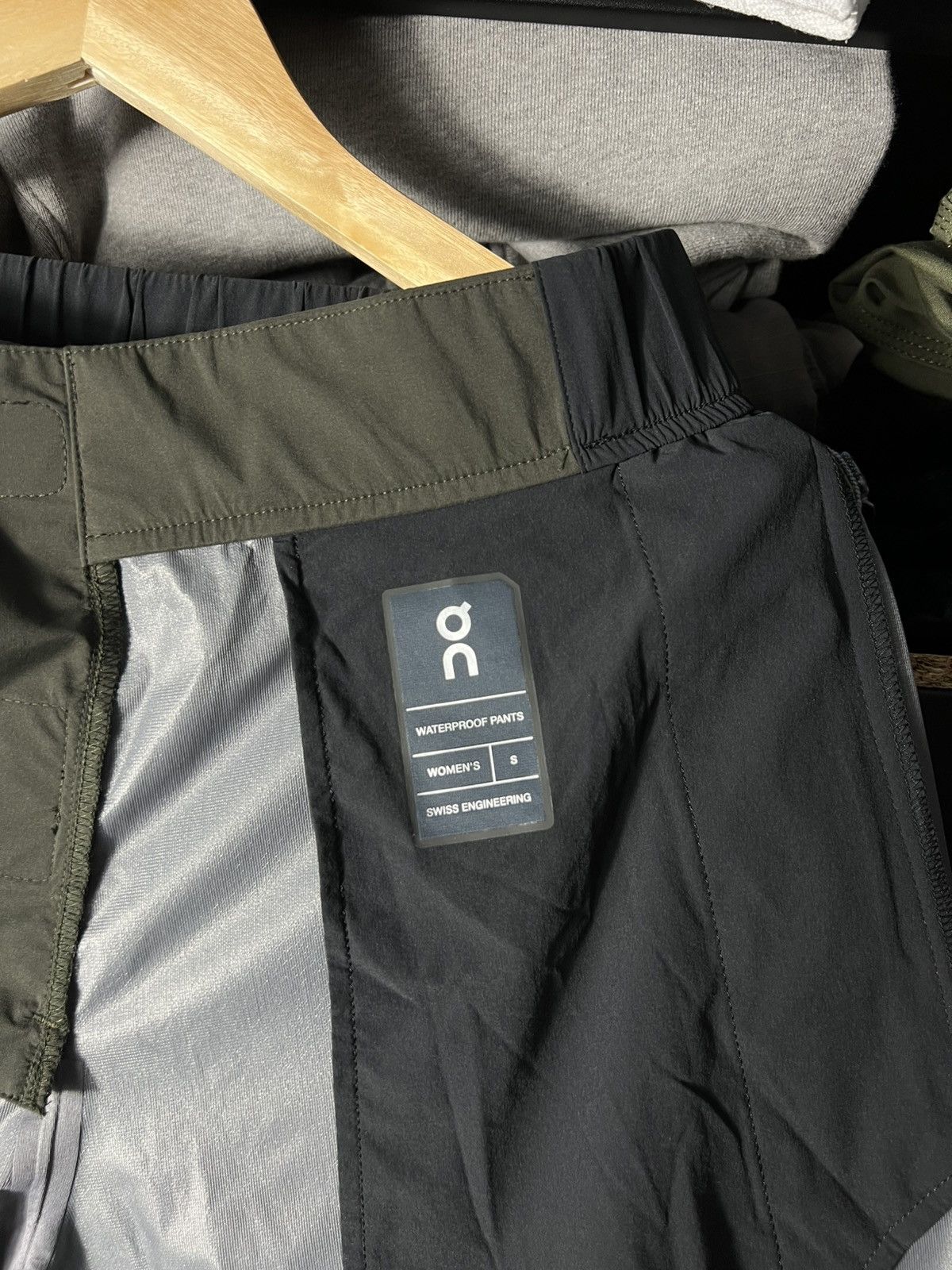 On 🔥 On Clound Women’s Waterproof Pants Olive/Brown Size S Size 27" / US 4 / IT 40 - 12 Thumbnail
