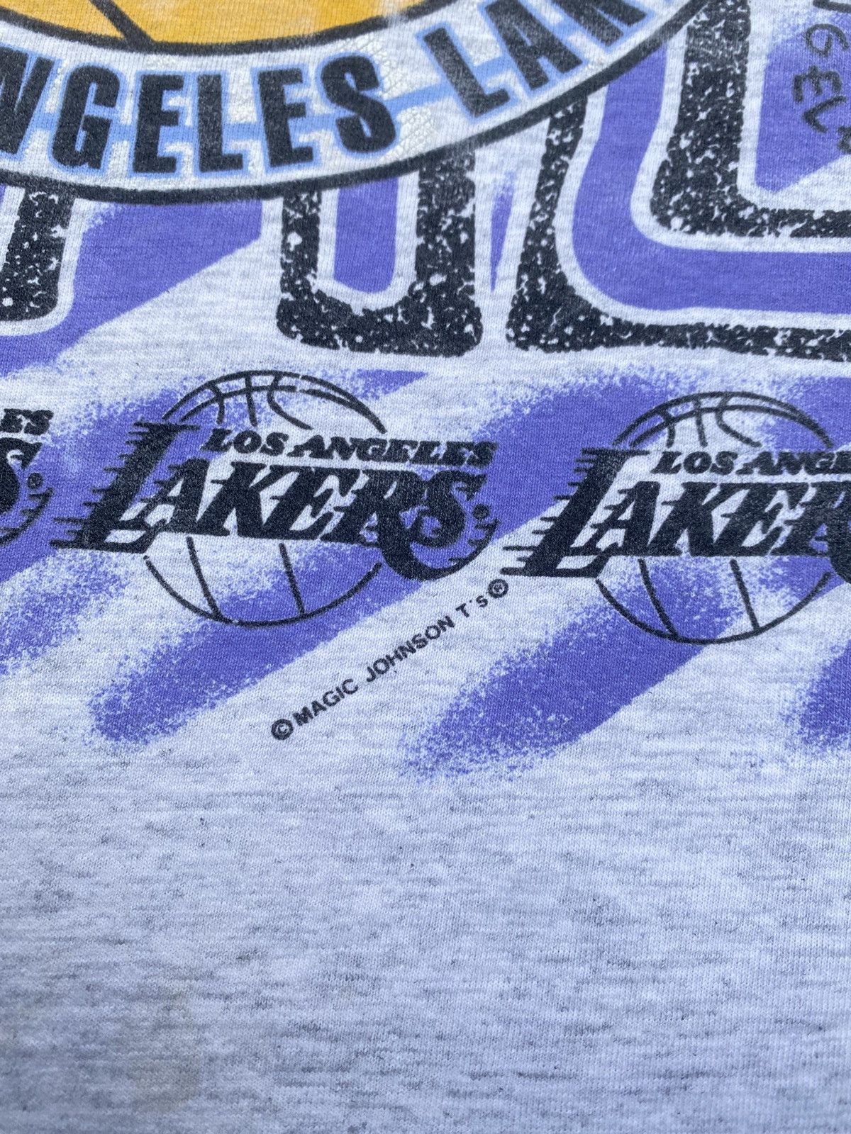 NBA Rare Vintage 90s L.A Lakers NBA Magic Johnson Tshirt Size US L / EU 52-54 / 3 - 14 Thumbnail