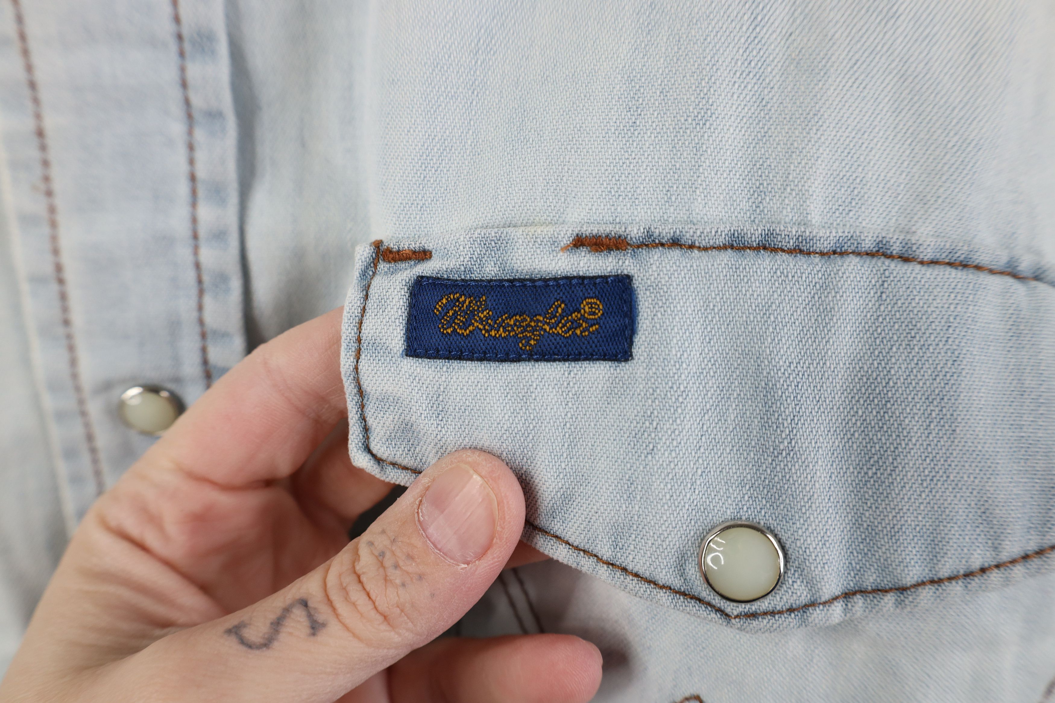 Wrangler Vintage 90s Wrangler Acid Wash Denim Snap Button Shirt Size US XL / EU 56 / 4 - 4 Thumbnail