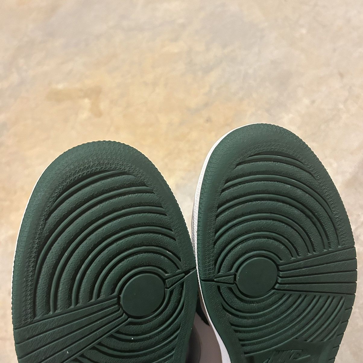 Jordan Brand × Nike Air Jordan 1 Retro High OG Gorge Green 2022 US 12 Size US 12 / EU 45 - 7 Thumbnail
