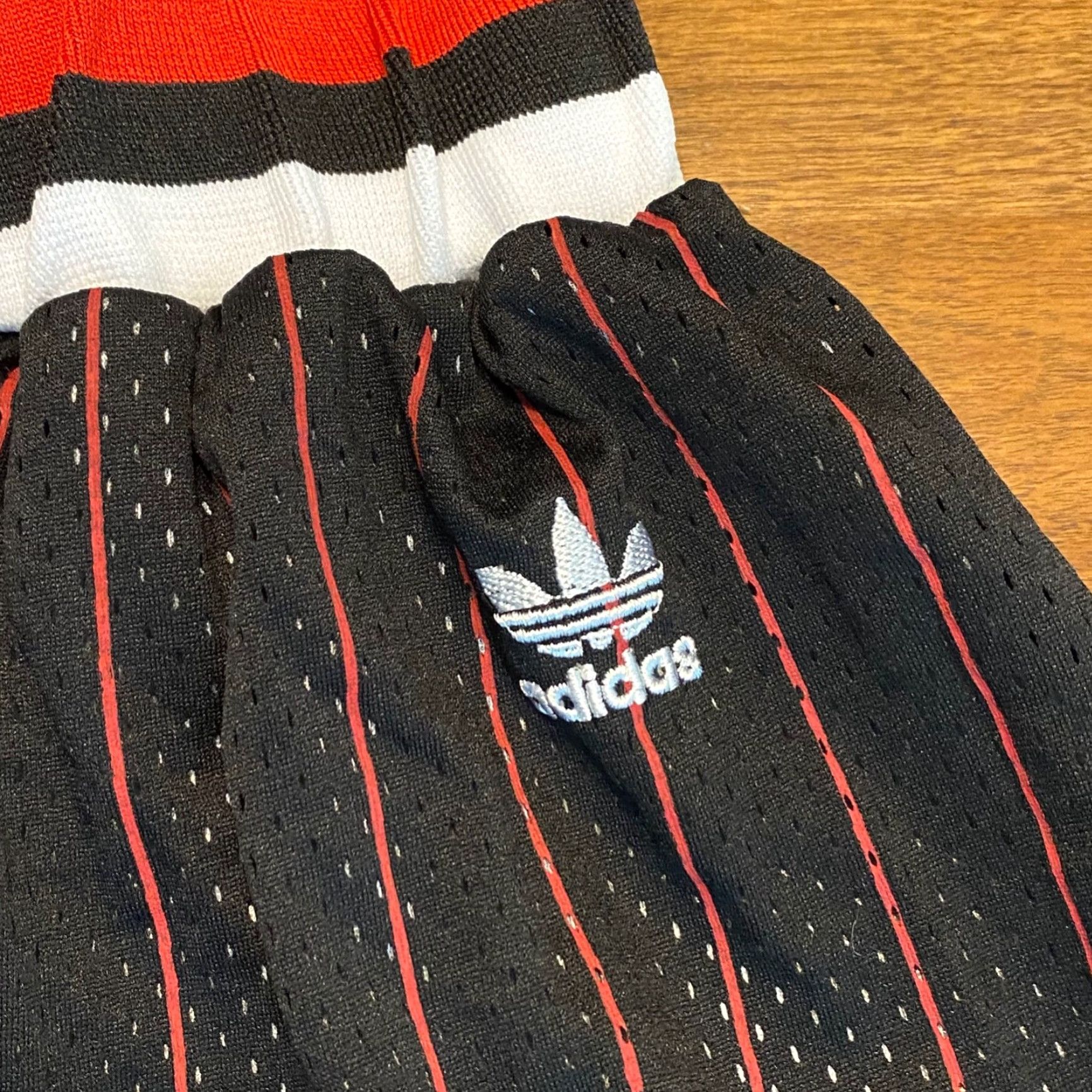 Adidas VINTAGE CHICAGO BULLS Shorts Mens Small x 10" Black Red adidas Athletic Drawstring Lined Polyester 24 Waist 10 in Inseam Sports Basketball Mens Size US 29 - 4 Thumbnail