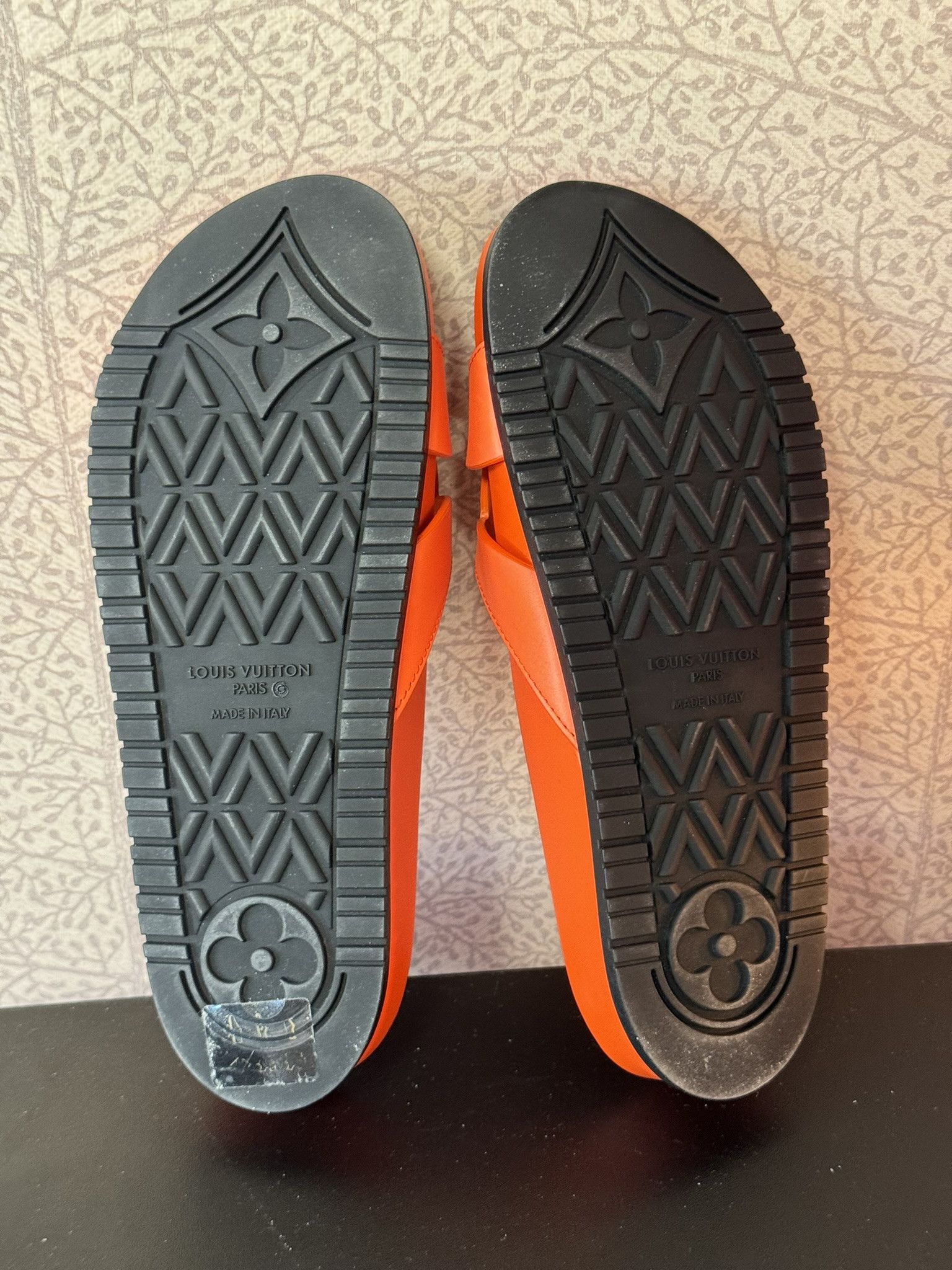Louis Vuitton LV ISOLA FLAT COMFORT MULE 1ACMN5 EU 36 / USA 6 Size US 6 / IT 36 - 6 Thumbnail
