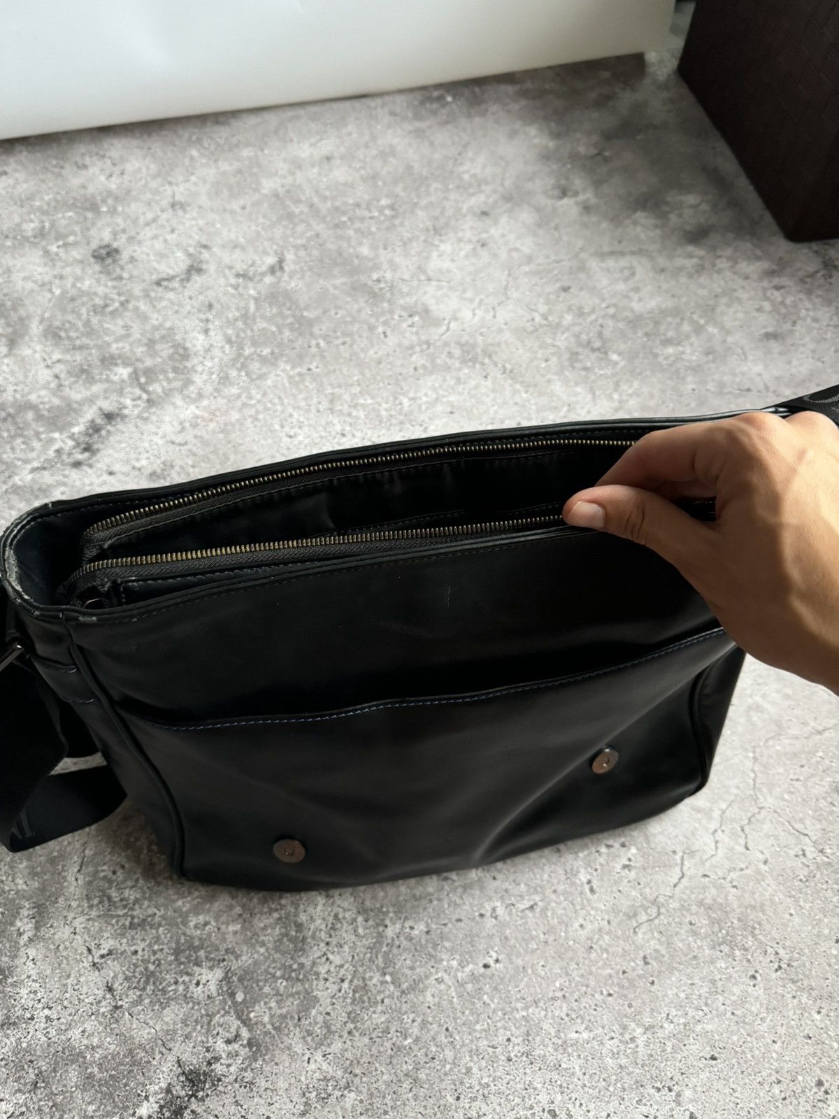 Armani Vintage Armani Y2K leather crossbody bag Size ONE SIZE - 15 Thumbnail