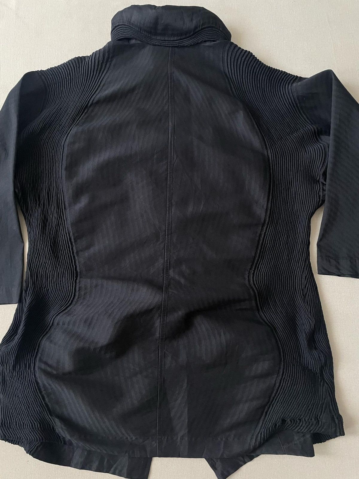 Designer × Issey Miyake × Japanese Brand ISSEY MIYAKEL 3D Steam Stretch Pleats Shawl Collar Coat Navy Size US L / EU 52-54 / 3 - 8 Thumbnail