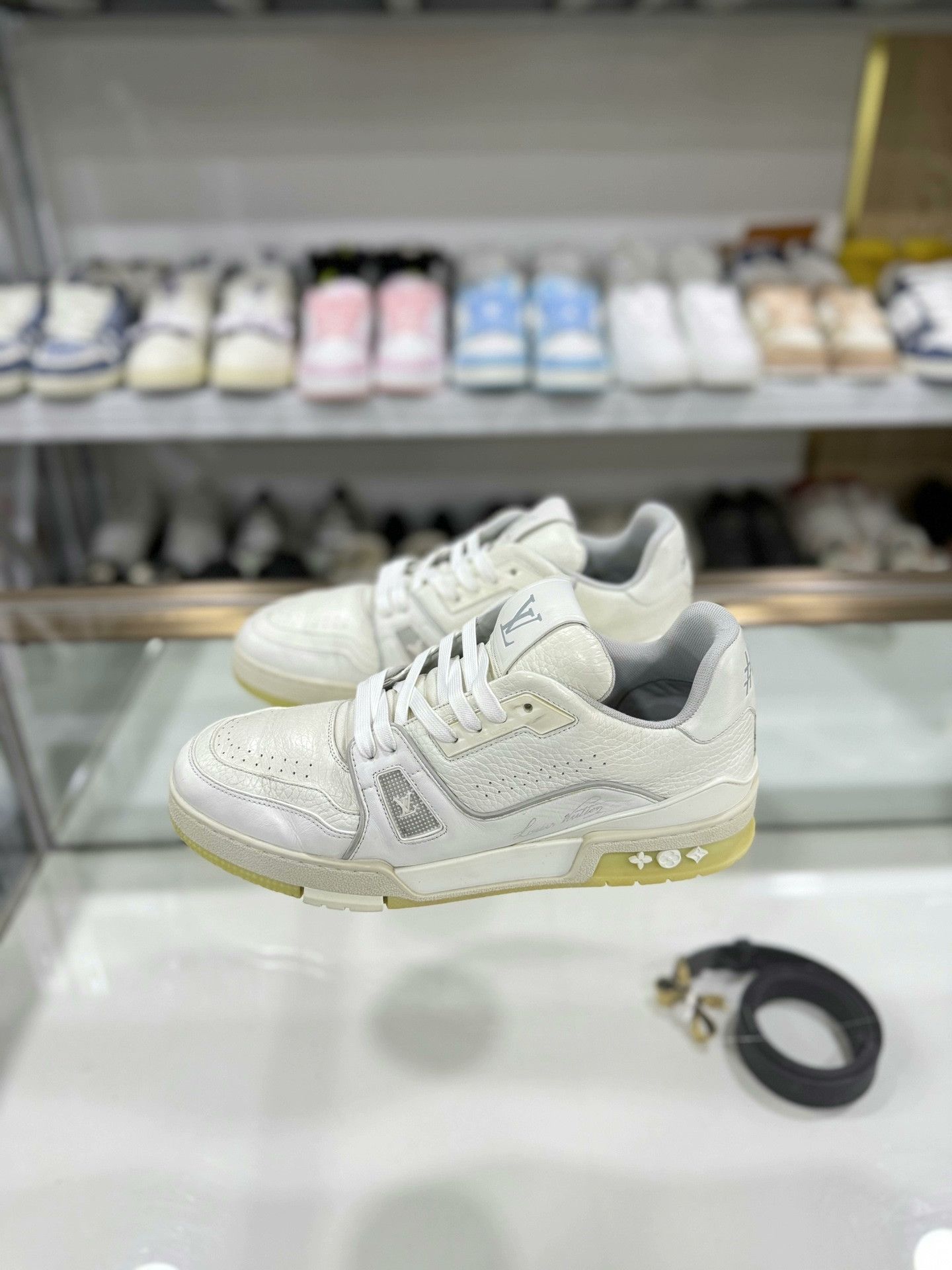 Louis Vuitton Louis Vuitton LV Trainer White Cement Size US 8 / EU 41 - 1 Thumbnail