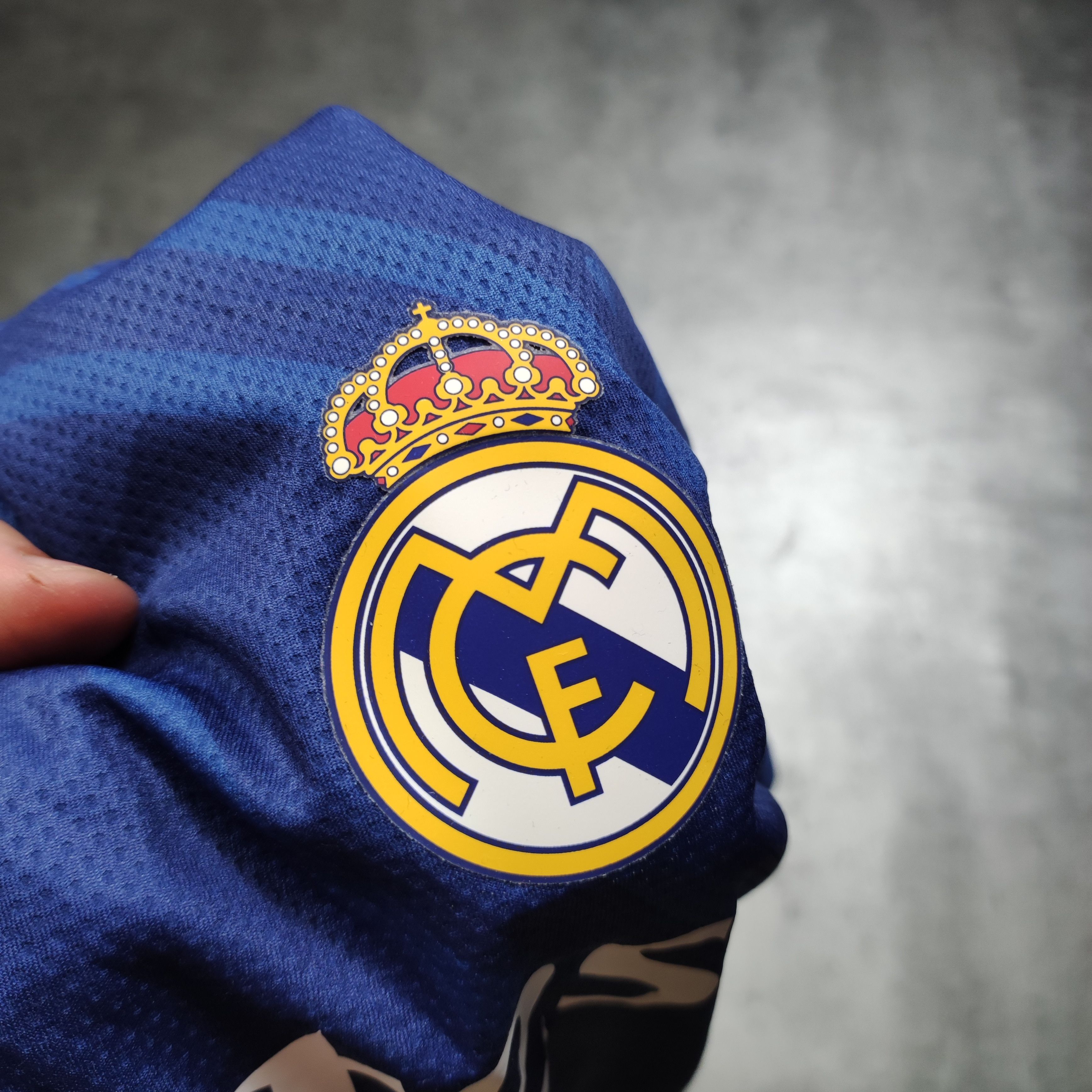 Other RARE Football Soccer Real Madrid Official Rogers Replica Kit Size US L / EU 52-54 / 3 - 5 Thumbnail