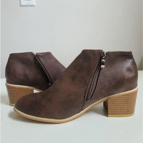 Used WOMAN'S ANKLE BOOTIES