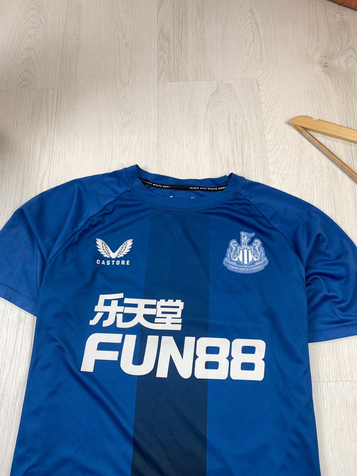 Castore Castore Newcastle United FC 2021-2022 Training Jersey Size M Size US M / EU 48-50 / 2 - 4 Thumbnail