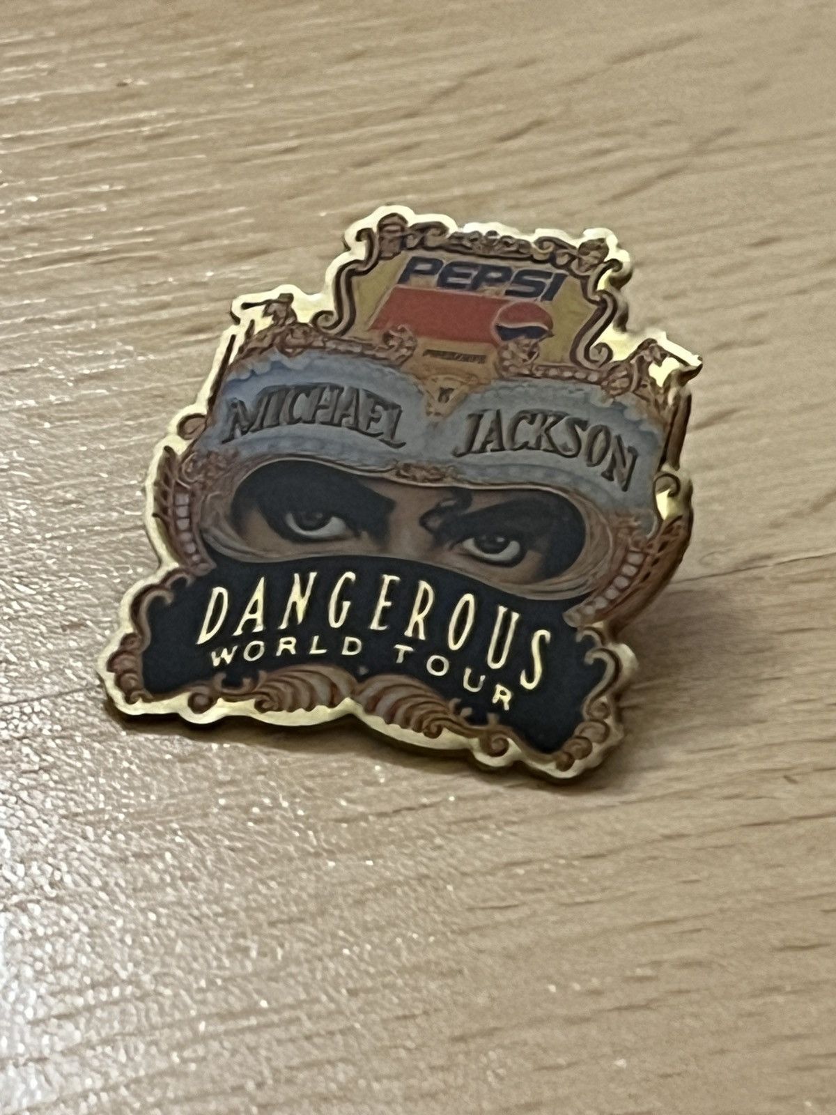 Michael Jackson Michael Jackson « Dangerous World Tour » vintage pin (1992) Size ONE SIZE - 4 Thumbnail
