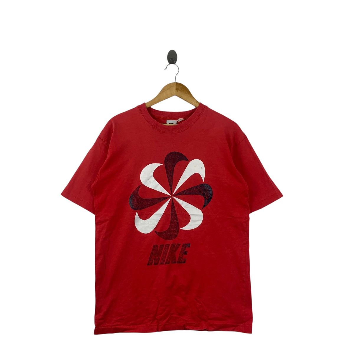 Nike Vintage NIKE SPORTSWEAR COLLECTION Pinwheel Thrashed Tee Size US M / EU 48-50 / 2 - 3 Thumbnail