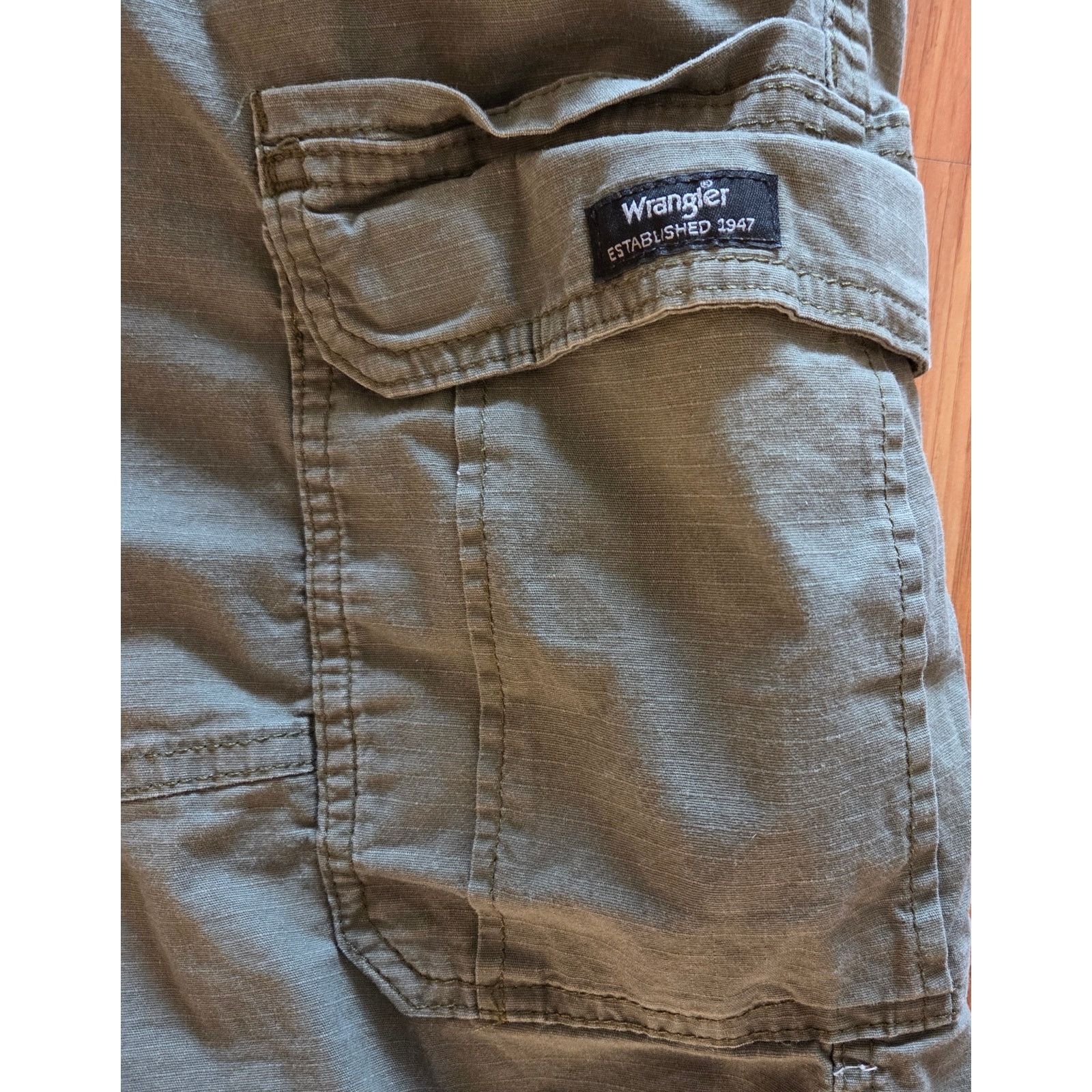 Wrangler Wrangler Relaxed Fit Cargo Shorts - Army Green - Size 44 Size US 44 / EU 60 - 4 Thumbnail