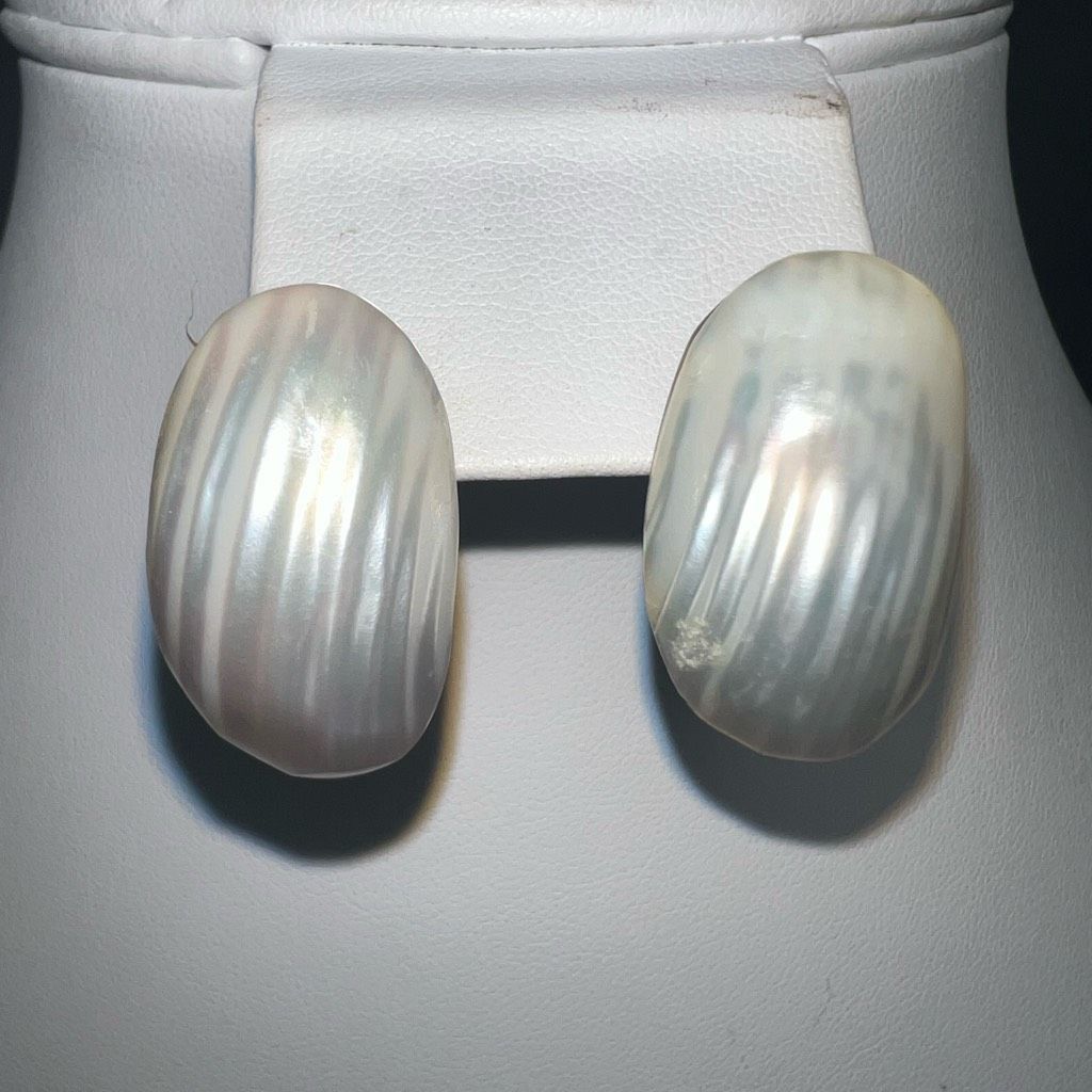 Vintage Vintage Mother Of Pearl Shell Shape Ridged Earrings Size ONE SIZE - 2 Thumbnail