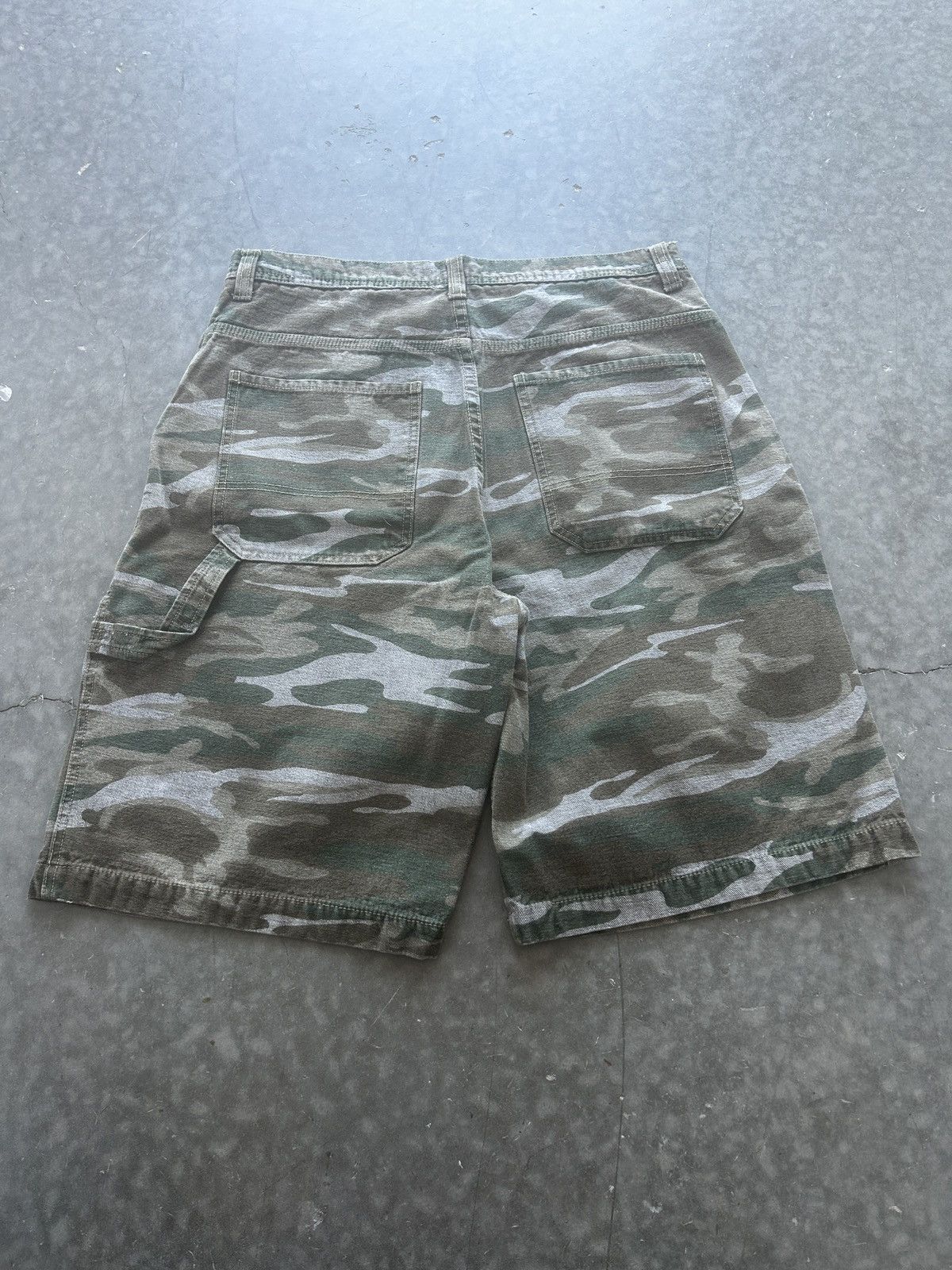 Vintage Vintage Y2K No Boundaries Camo Carpenter Shorts Size US 34 / EU 50 - 4 Thumbnail