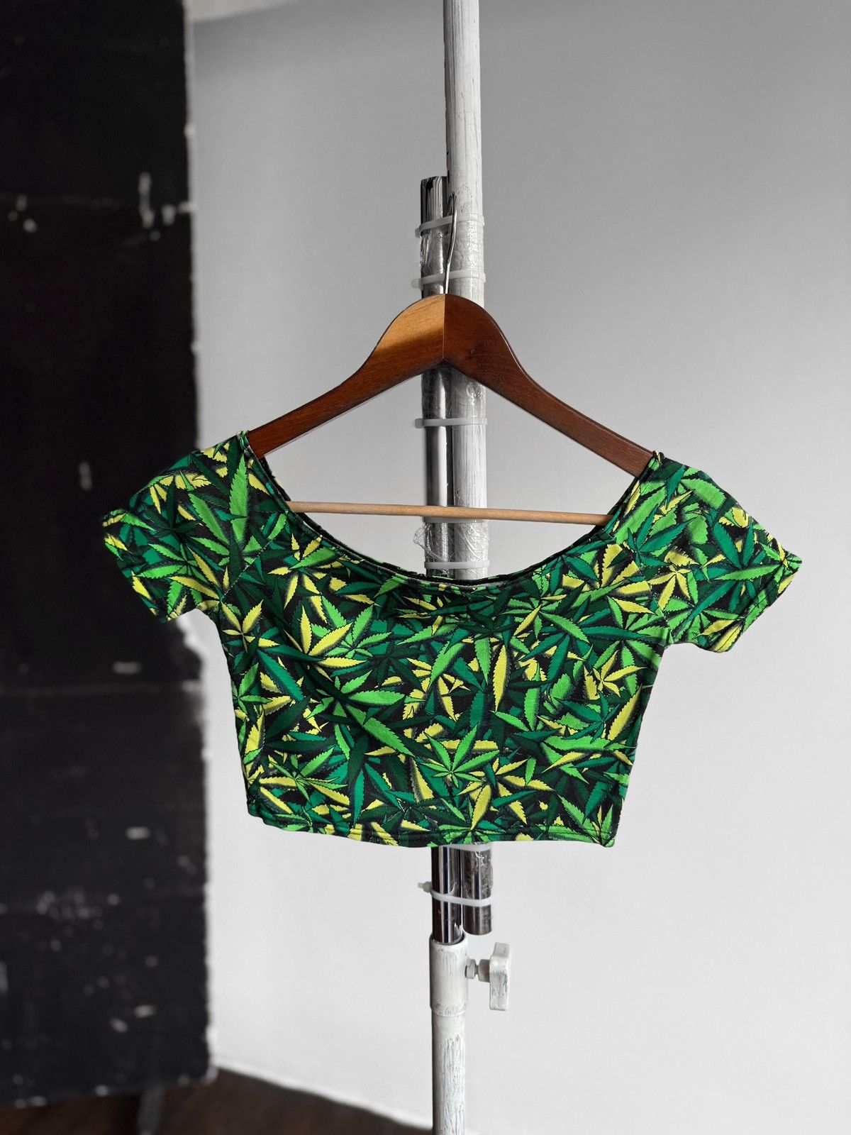 Designer Space Tribe Womens Green Cannabis Leaf Print Crop Top Size XS / US 0-2 / IT 36-38 - 4 Thumbnail