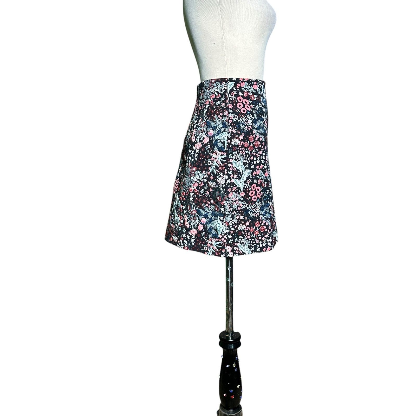 H&M H&M black red floral jacquard mini skirt size 6 Size 28" / US 6 / IT 42 - 13 Thumbnail