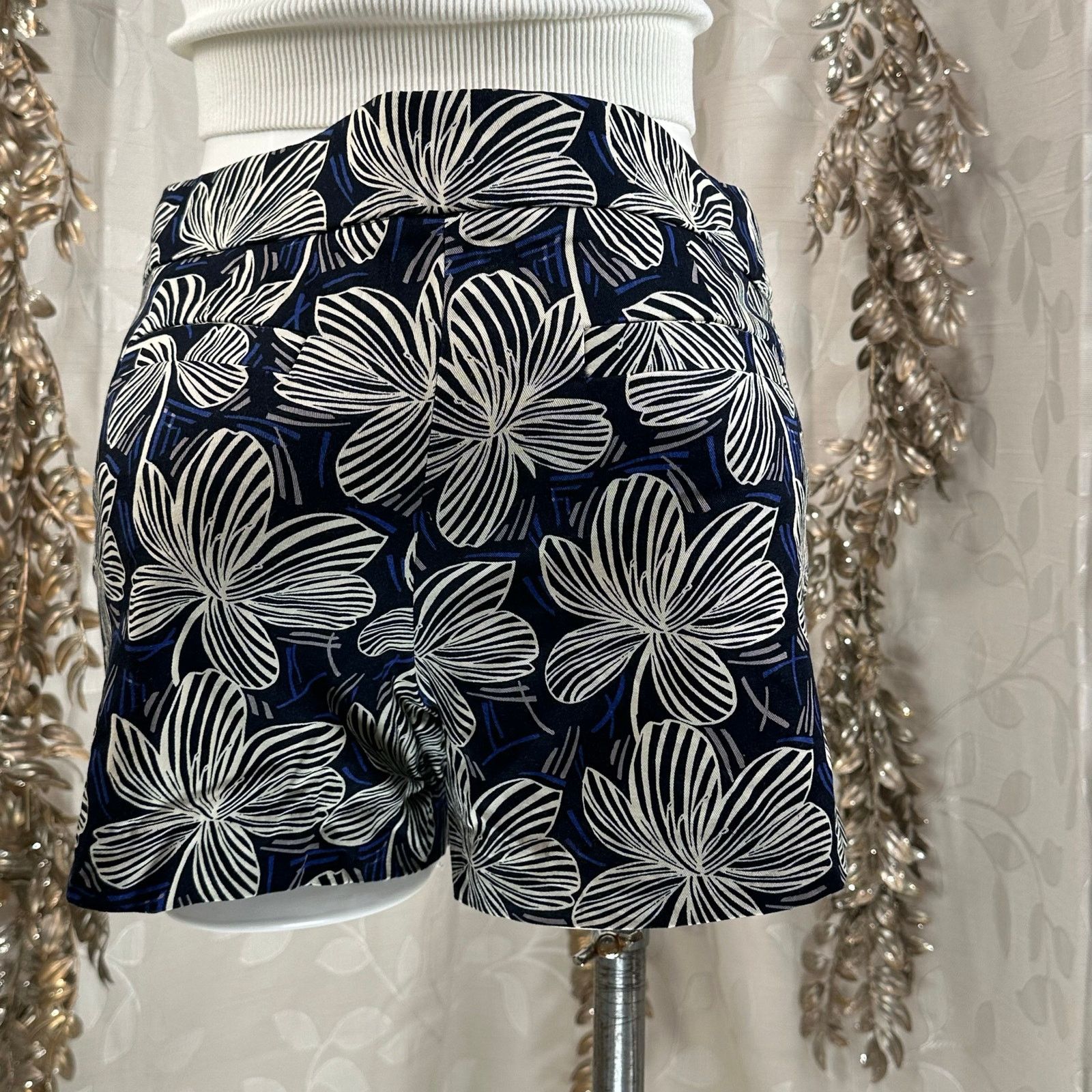 J.Crew J.Crew Women’s Size 6 Navy White Floral Shorts Cotton Resort Size 28" / US 6 / IT 42 - 3 Thumbnail