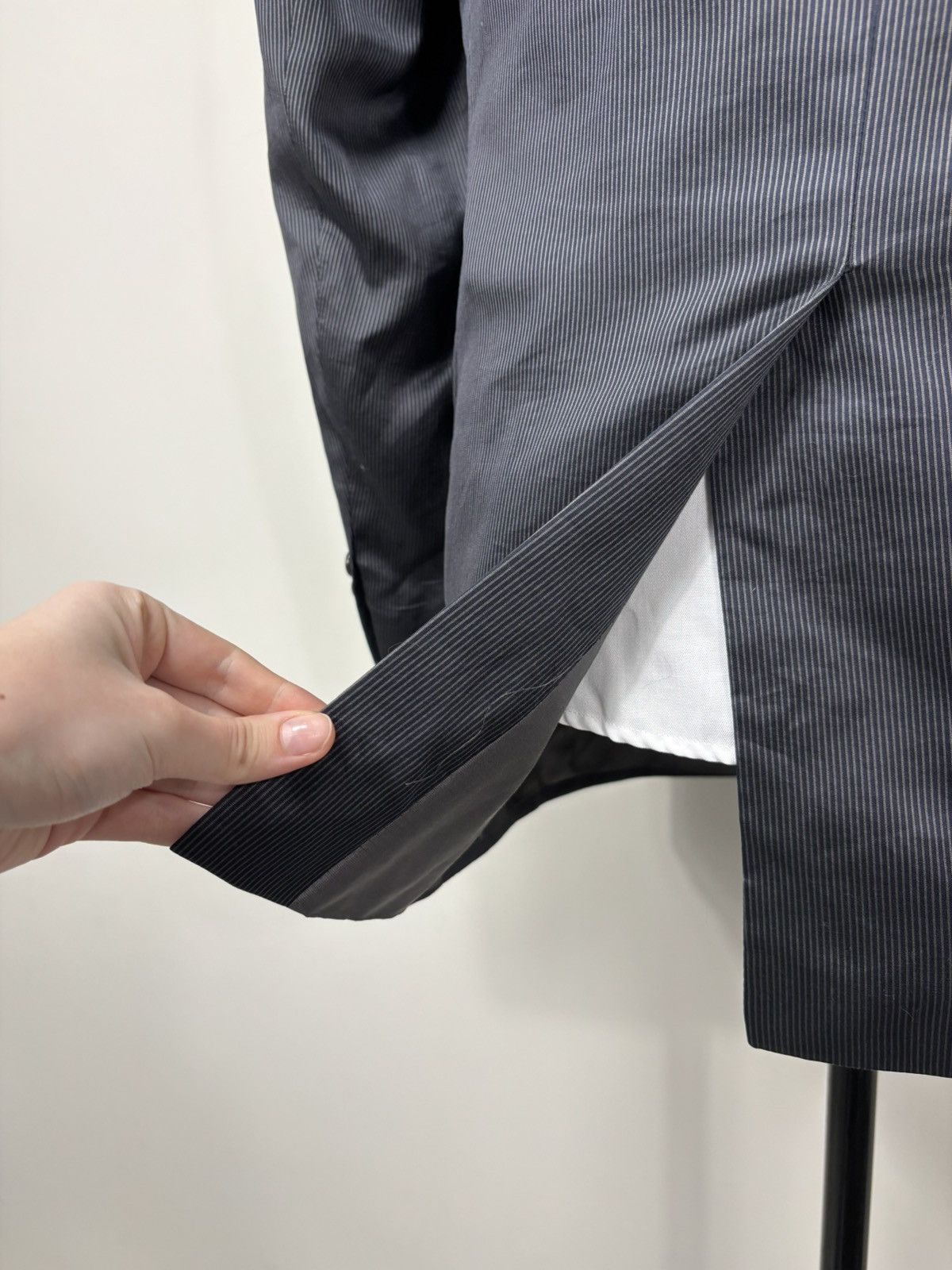 Hugo Boss Hugo Boss Rossellini/Movie Men’s 2-Piece Gray Silk Suit Size 40R - 17 Thumbnail