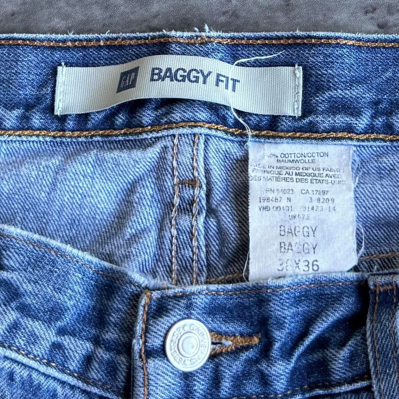 Gap × Vintage Vintage Y2K GAP Baggy Fit Medium Wash Essential Denim Jeans Size US 37 - 4 Thumbnail