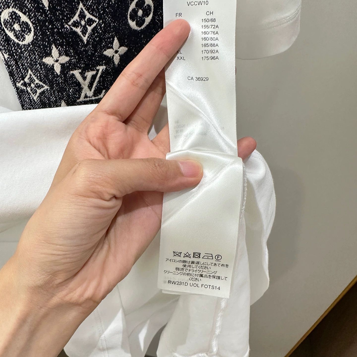 Louis Vuitton LV apr565 Monogram Denim Pocket Cotton SS Tee M Size M / US 6-8 / IT 42-44 - 4 Thumbnail