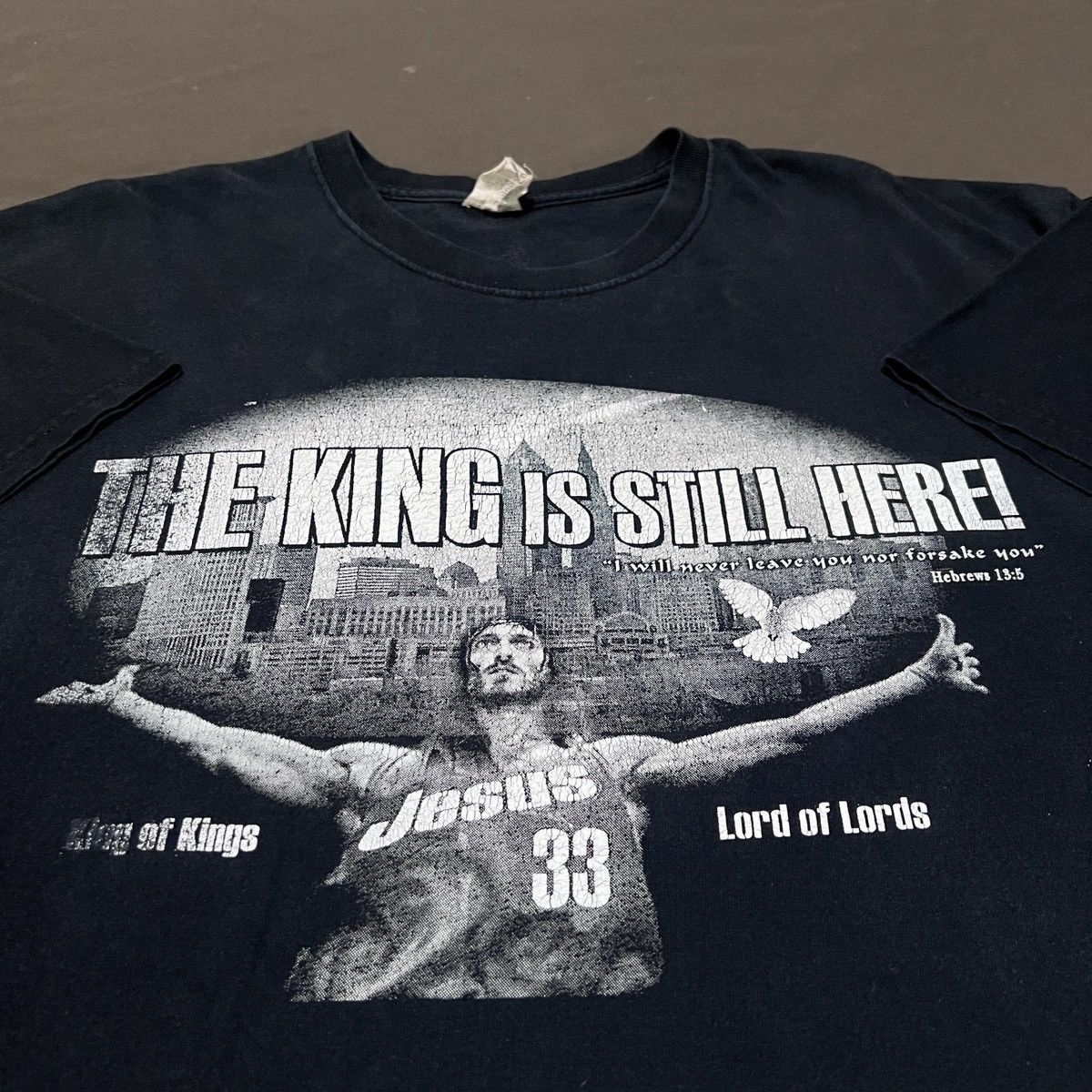Vintage Vintage Y2K THE KING IS STILL HERE Jesus God Bible Tee Faded Size US XL / EU 56 / 4 - 1 Thumbnail
