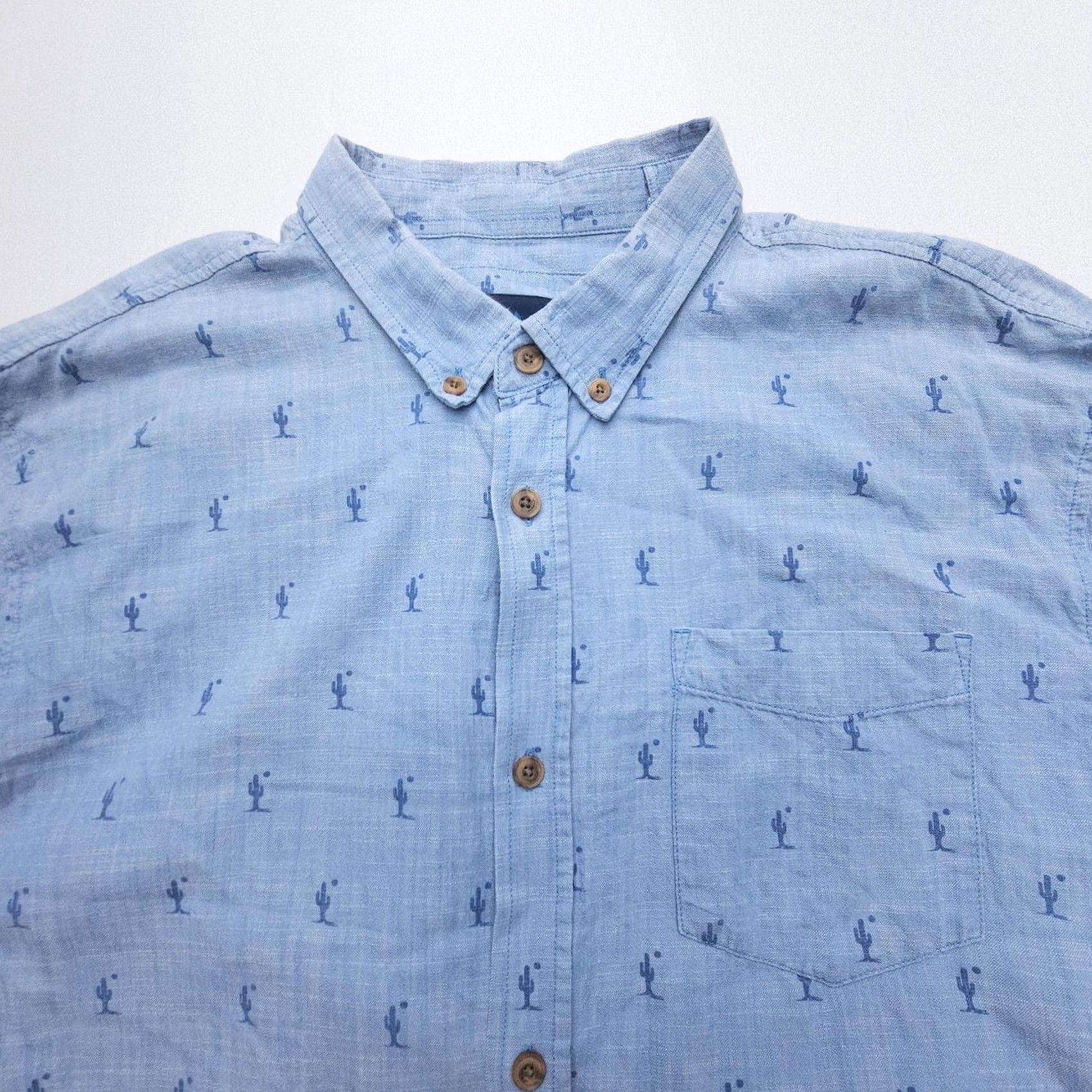 Prana prAna Broderick Short Sleeve Shirt Chambray Cactus Print Mens XL Organic Cotton Size US XL / EU 56 / 4 - 2 Thumbnail