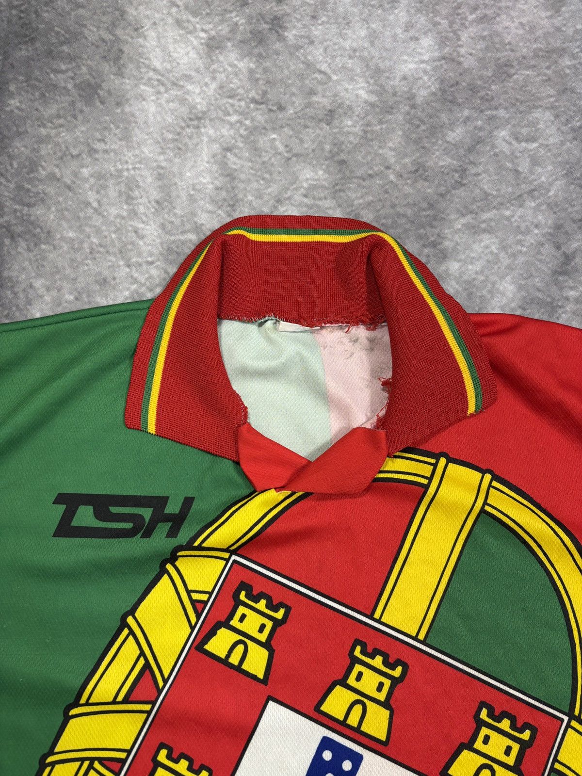 Vintage Vintage Portugal Soccer Jersey Collar All Over Print 2000s S Size US M / EU 48-50 / 2 - 5 Thumbnail