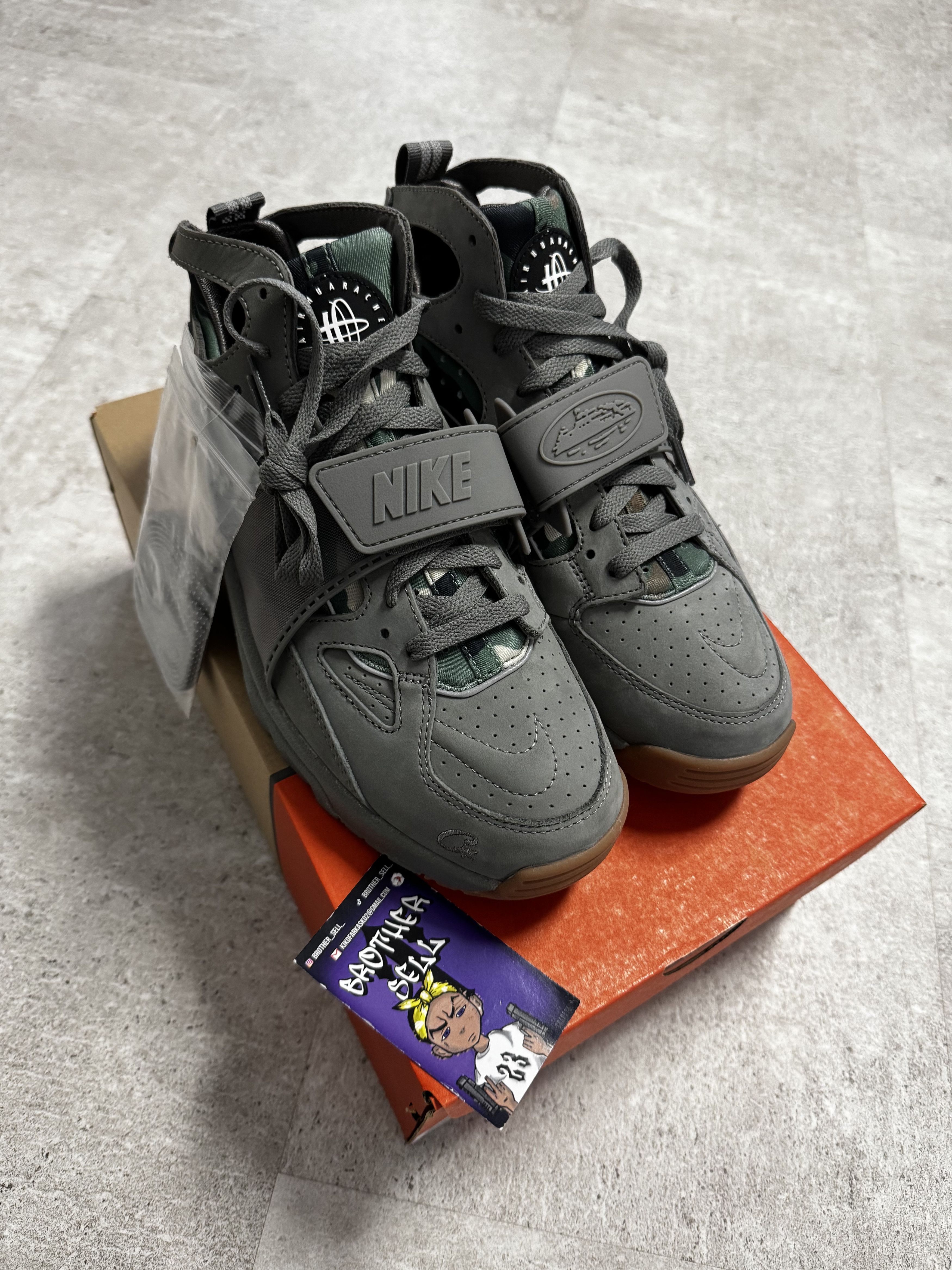 Corteiz Corteiz x Nike Air Huarache - Gully Grey Size US 9.5 / EU 42-43 - 1 Thumbnail