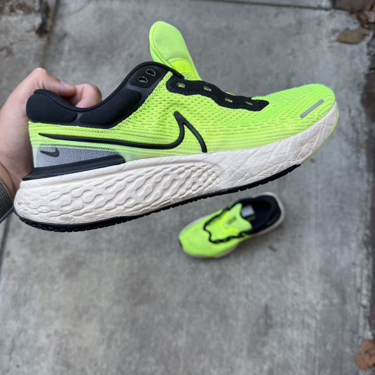 Nike Nike ZoomX Invincible Run Volt 9.5 Size US 9.5 / EU 42-43 - 1 Thumbnail